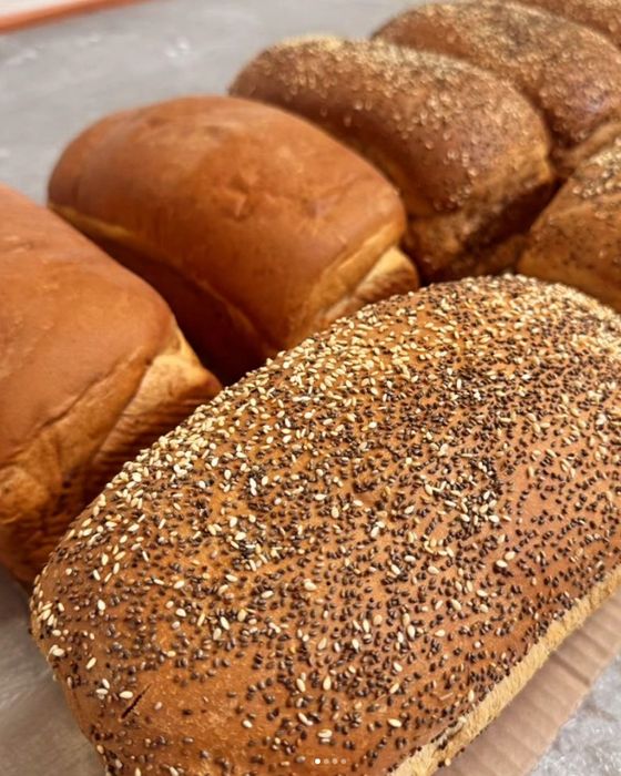 Panes recién horneados con semillas, listos para los sándwiches